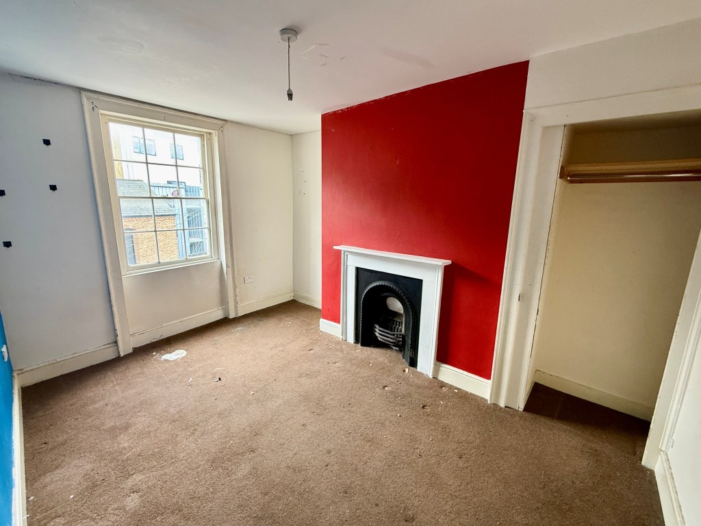 Lot: 88 - VACANT FOUR STOREY PROPERTY IN TOWN CENTRE - Maisonette - second floor - bedroom four